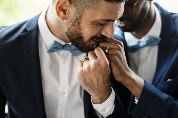 Los mejores outfits para bodas gays