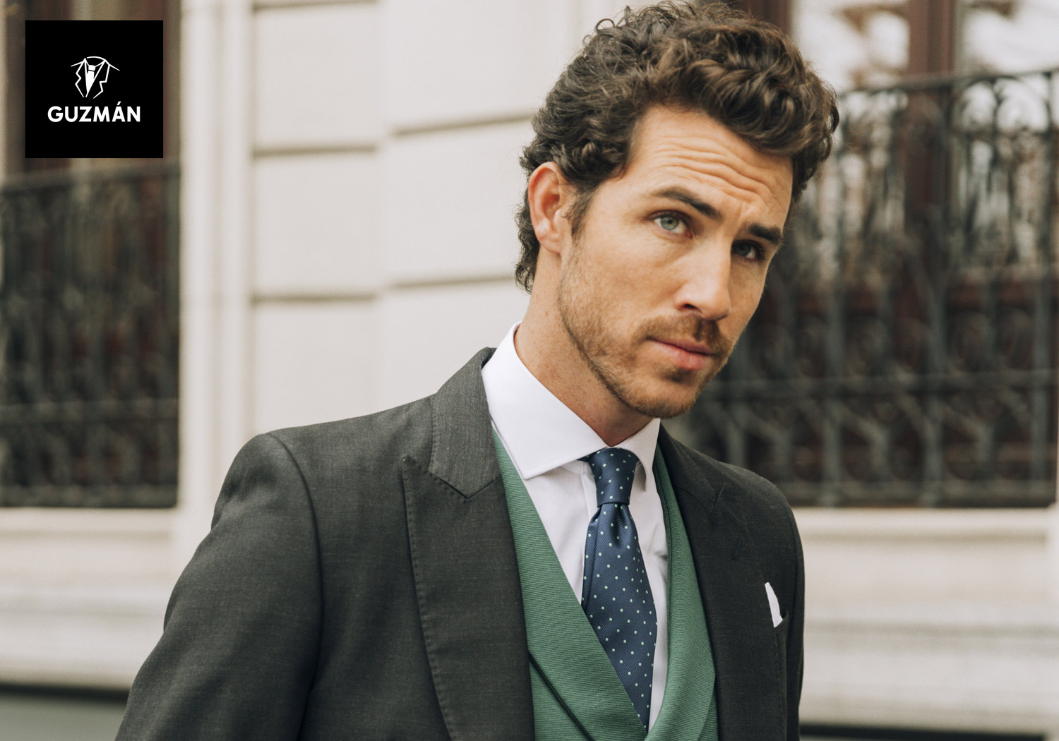 ¿Cómo deben vestir los testigos en una boda?